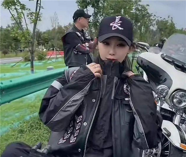 盛煌娱乐注册：号称最美女骑！机车网红哈雷小姨车祸去世 头盔没戴好撞上隔离带：网友唏嘘